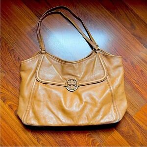 Chic Tan Leather Shoulder Bag